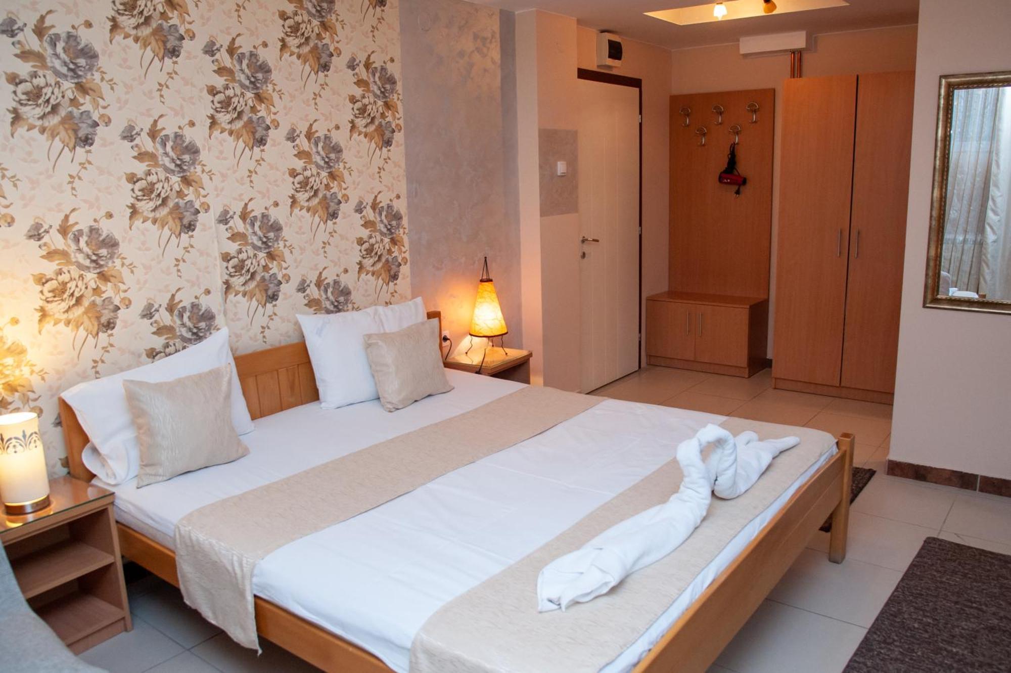 Hotel North City Titova Mitrovica Buitenkant foto