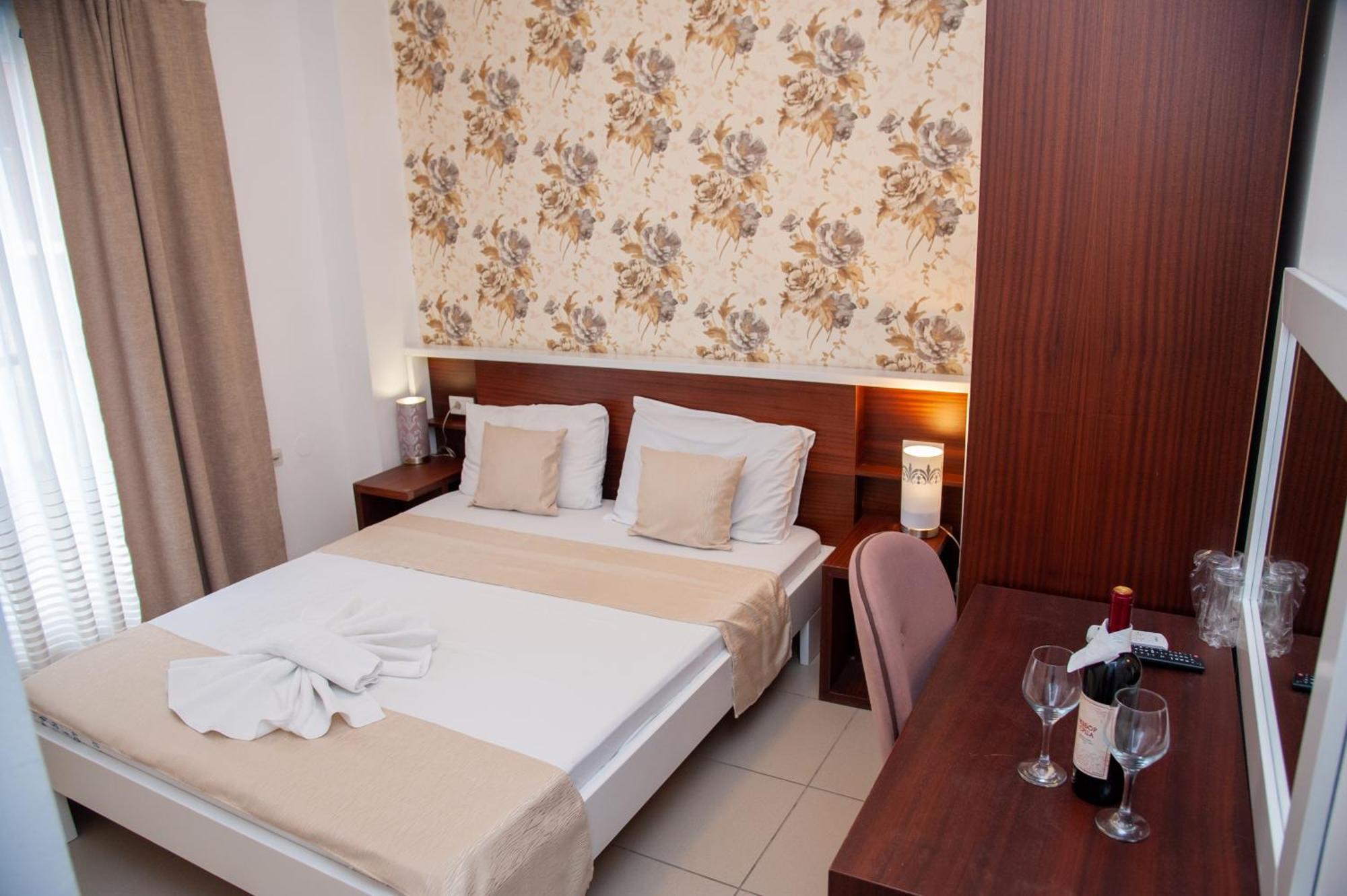 Hotel North City Titova Mitrovica Buitenkant foto