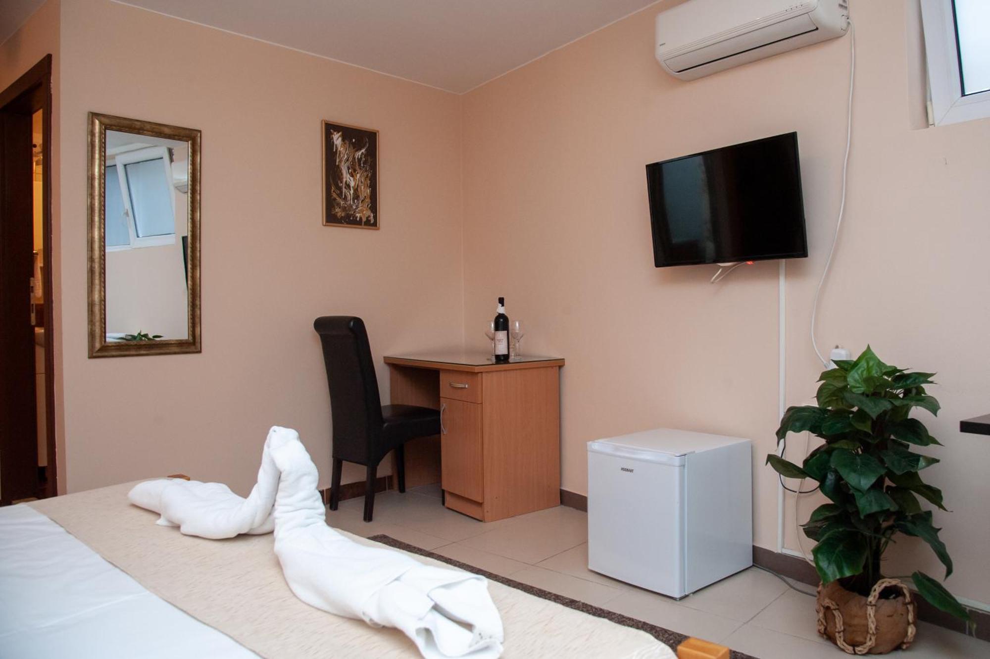 Hotel North City Titova Mitrovica Buitenkant foto